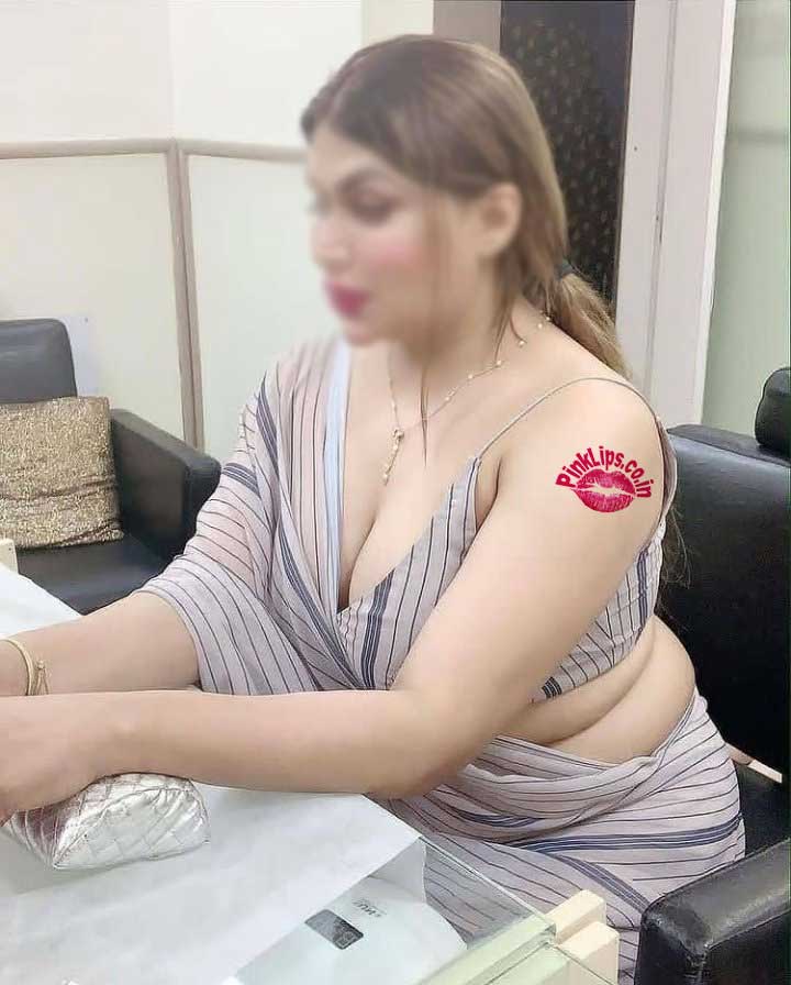 Busty Bhabhi showing her deep cleavage and love handles in saree