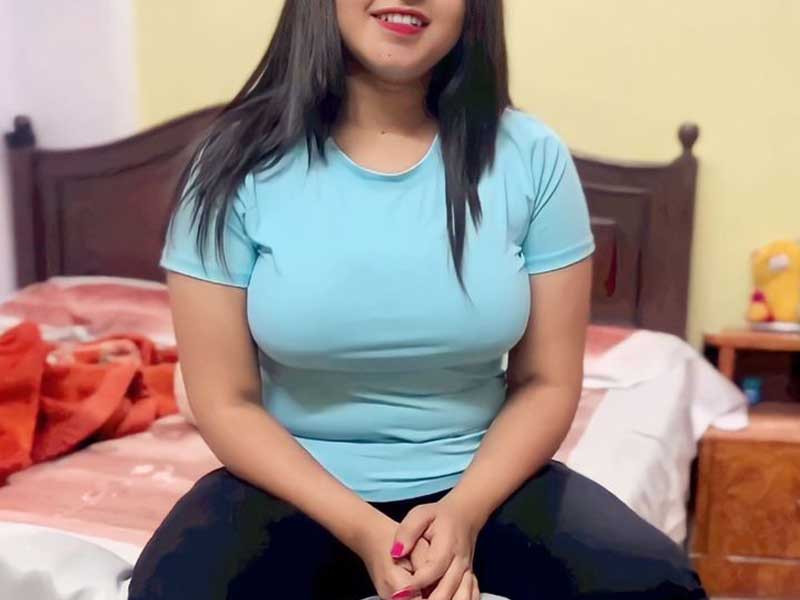 bsuty girl in teal color top